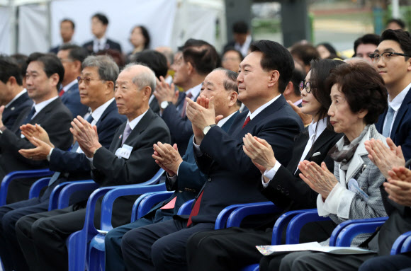 윤석열 대통령과 부인 김건희 여사가 13일 전남 목포 공생원에서 열린 공생복지재단 설립 95주년 기념식에서 박수치고 있다. 2023.10.13. 대통령실통신사진기자단