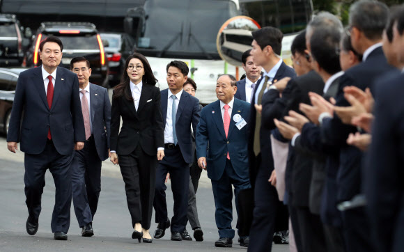 윤석열 대통령과 부인 김건희 여사가 13일 전남 목포 공생원에서 열린 공생복지재단 설립 95주년 기념식에 입장하고 있다. 2023.10.13. 대통령실통신사진기자단