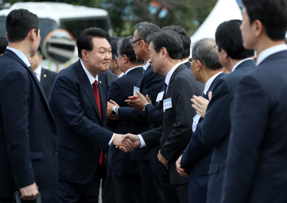 윤석열 대통령이 13일 전남 목포 공생원에서 열린 공생복지재단 설립 95주년 기념식에 입장하며 송하철 목포대 총장과 악수하고 있다. 2023.10.13. 대통령실통신사진기자단