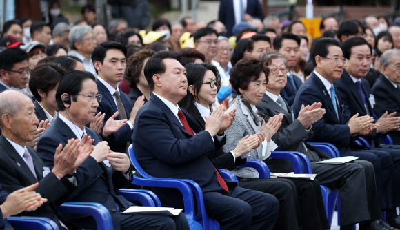 윤석열 대통령과 부인 김건희 여사가 13일 전남 목포 공생원에서 열린 공생복지재단 설립 95주년 기념식에서 박수치고 있다. 2023.10.13. 대통령실통신사진기자단