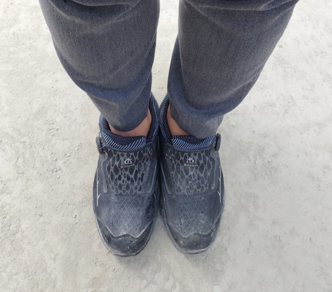 부산의 한 식당에서 신발이 더럽다는 이유로 밥을 먹던 도중 핀잔을 들었다는 남성이 지난 12일 온라인상에 올린 당시의 신발 상태 사진. 네이버 지도 캡처