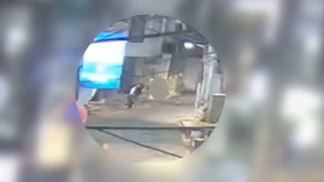 경찰이 추격전 끝에 도주하던 퇴폐 마사지사를 붙잡아 몸싸움을 벌이는 모습. 경찰청 유튜브 캡처