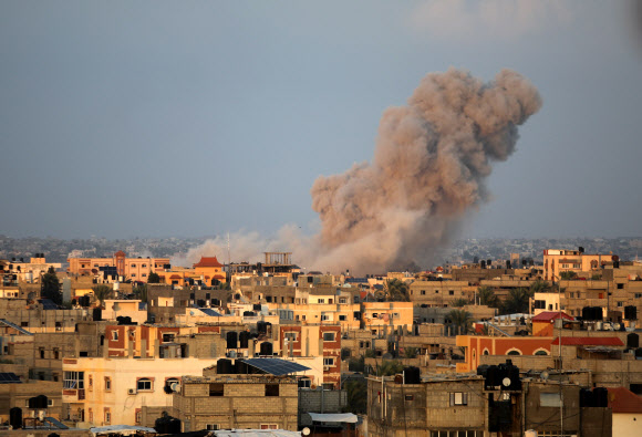 팔레스타인 가자지구 남쪽 라파 건물들 위에 14일(현지시간) 이스라엘군의 공습으로 연기가 치솟고 있다. 라파 UPI 연합뉴스