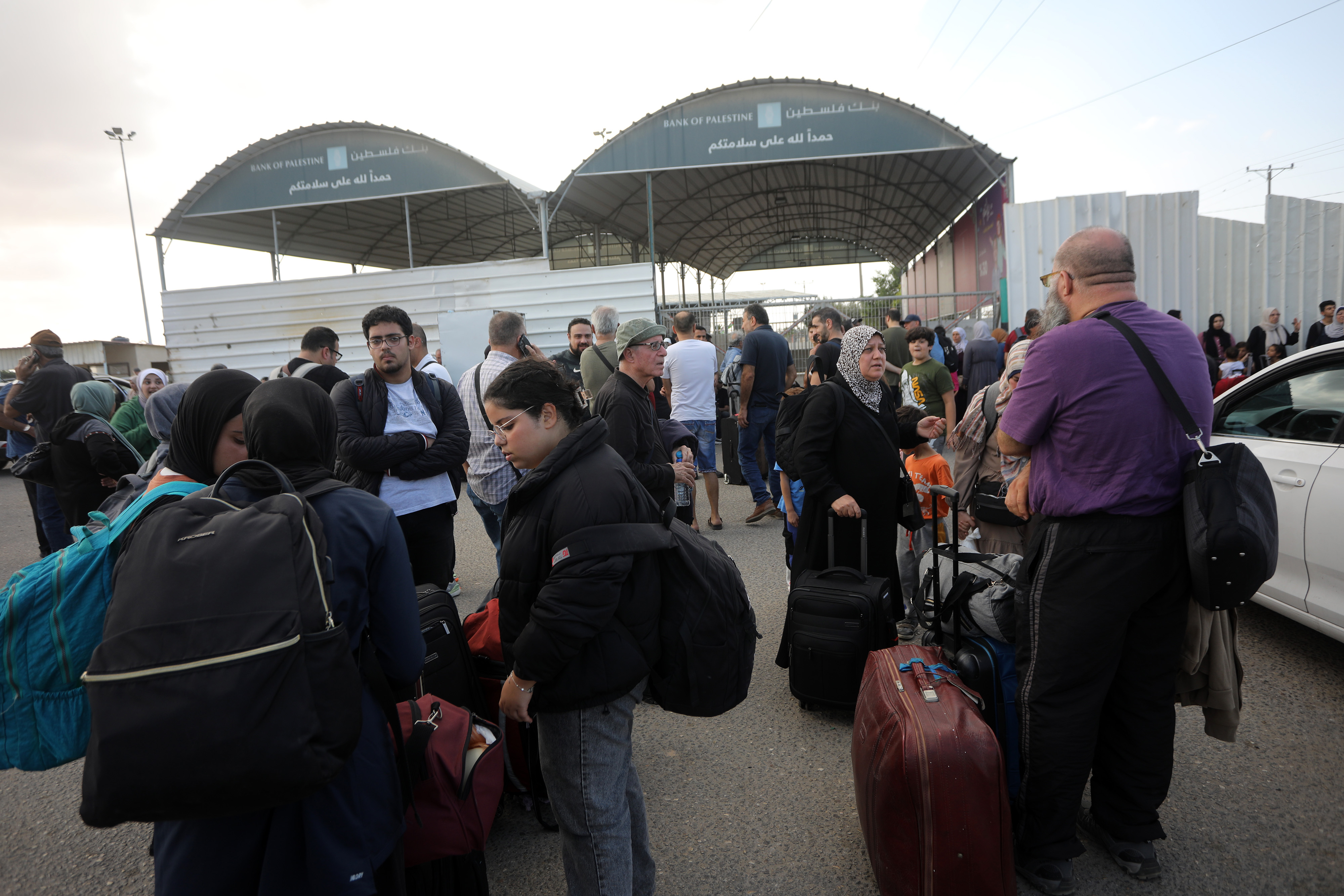 14일(현지시간) 가자지구에서 이집트로 들어가는 유일한 육로인 라파 국경검문소 앞에 외국 여권 소지자들이 길게 줄을 서 있다. 2023.10.14 UPI 연합뉴스