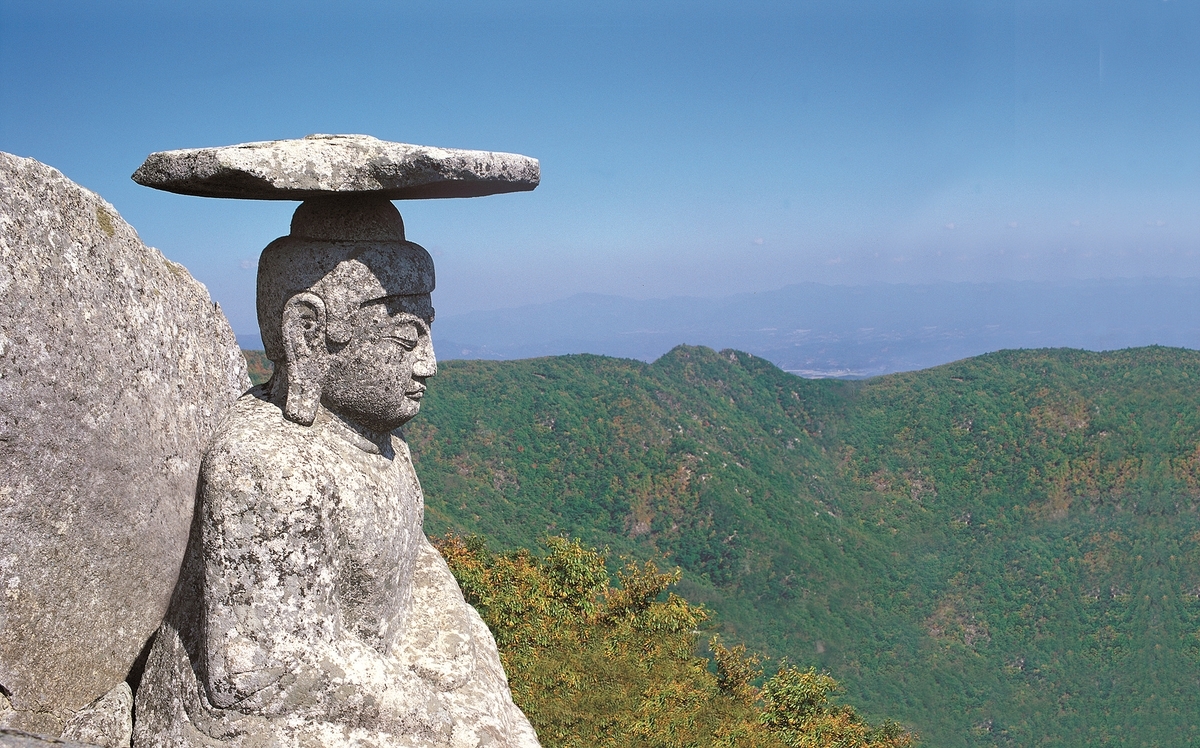 경북 경산시 와촌면 팔공산 관봉(해발 850m) 꼭대기에 만들어진 ‘경산 팔공산 관봉석조여래좌상(일명 갓바위)’. 갓바위는 평생 한 가지 소원은 꼭 들어주는 것으로 유명해 많은 사람이 찾는 기도처이다. 경북도 제공