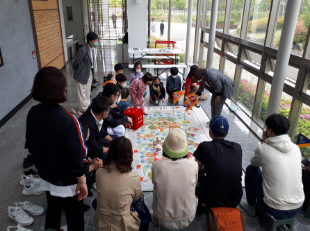 부산시민공원 역사유적 스토리텔링 투어에 참여한 학생들이 시간여행 주사위 놀이판을 활용한 놀이를 하고 있다. 부산시 제공