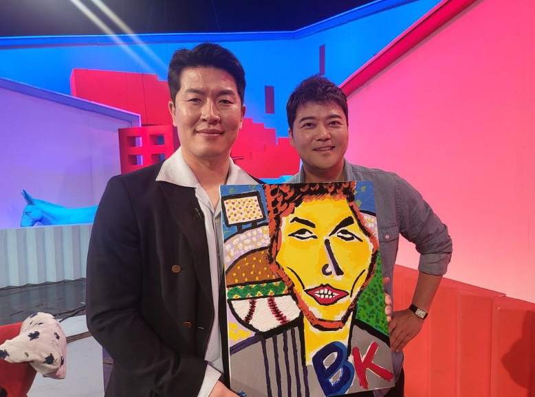 과거 전현무가 김병현에게 선물한 초상화에는 김병현 뒤로 야구공과 햄버거를 합친 그림이 담겼다. 김병현 인스타그램