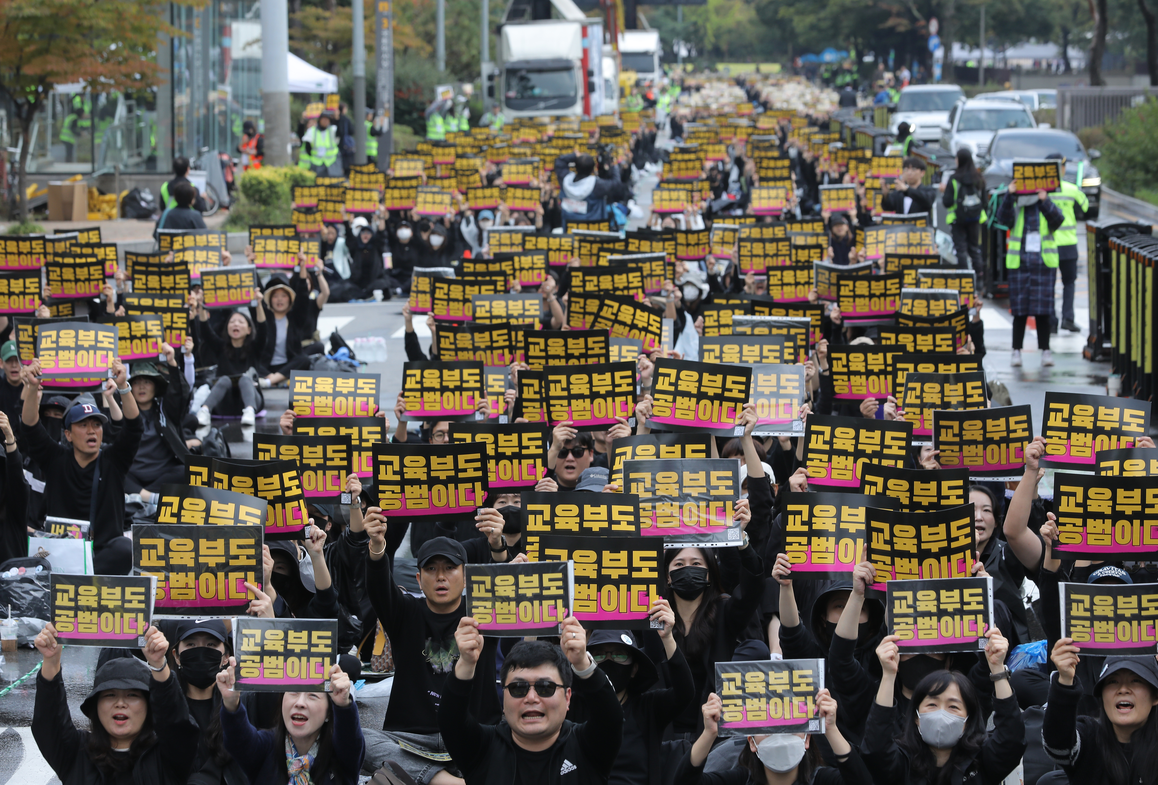 전국교사일동이 14일 서울 영등포구 국회 앞에서 유·초·중·특수 교원이 참여하는 ‘공교육정상화 입법촉구 집회’를 열고 구호를 외치고 있다. 뉴시스
