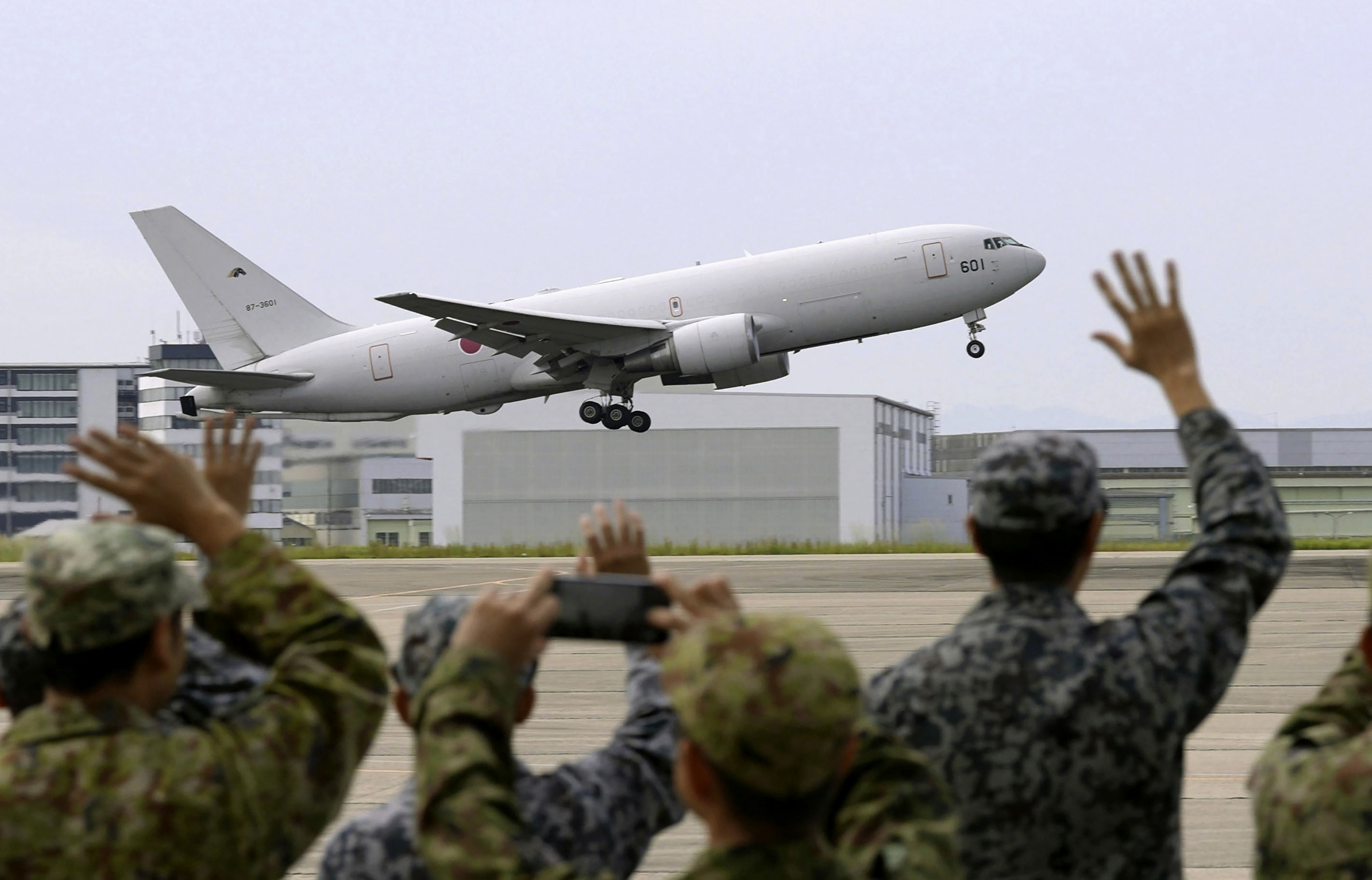 일본 항공자위대 KC-767기가 14일 아이치현 고마키 기지에서 자위대 거점이 있는 동아프리카 지부티로 출발하고 있다. 일본은 이스라엘 내 자국민 추가 대피를 돕기 위해 자부티 자위대 기지에 항공기 3대를 파견했다. 2023.10.14 교도 AP 연합뉴스