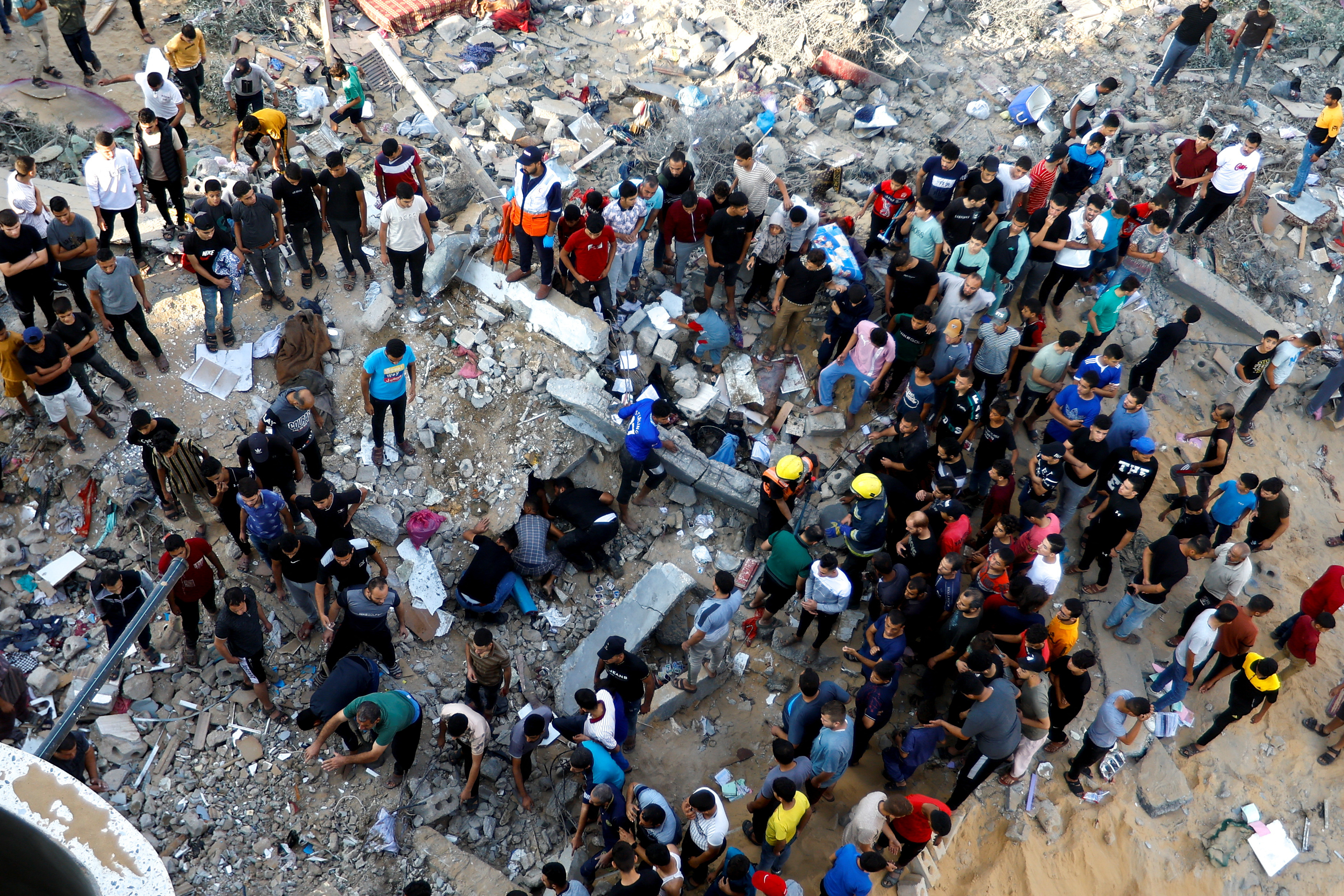 16일(현지시간) 팔레스타인 가자지구 남부 칸유니스에서 사람들이 이스라엘의 공습으로 파괴된 주택 잔해 아래에서 사상자를 찾고 있다. 2023.10.16 로이터 연합뉴스