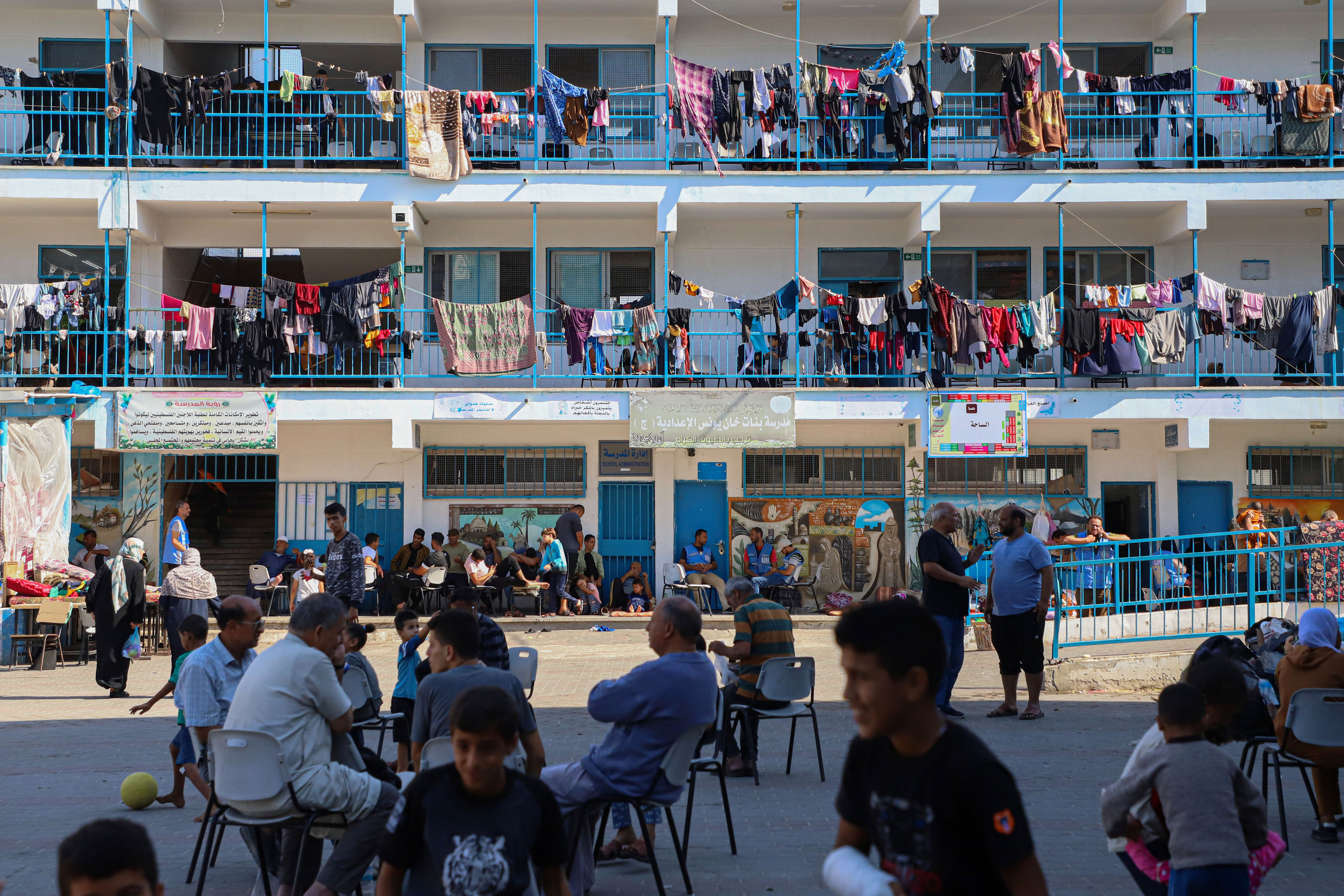 학교에서 생활하는 가자지구 주민들