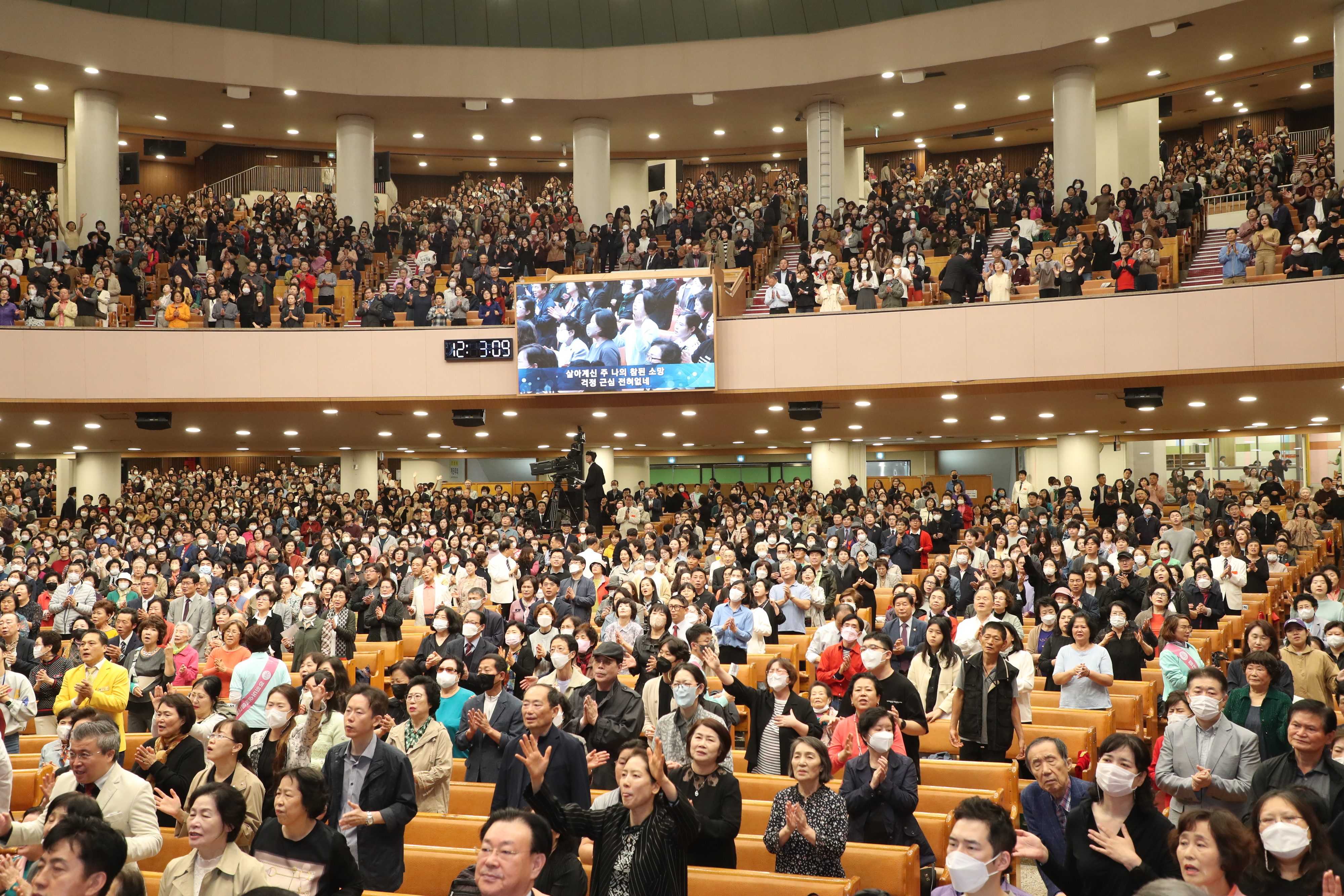 여의도순복음교회에 모인 성도들이 평화를 위해 기도하고 있다. 한국교회총연합 제공
