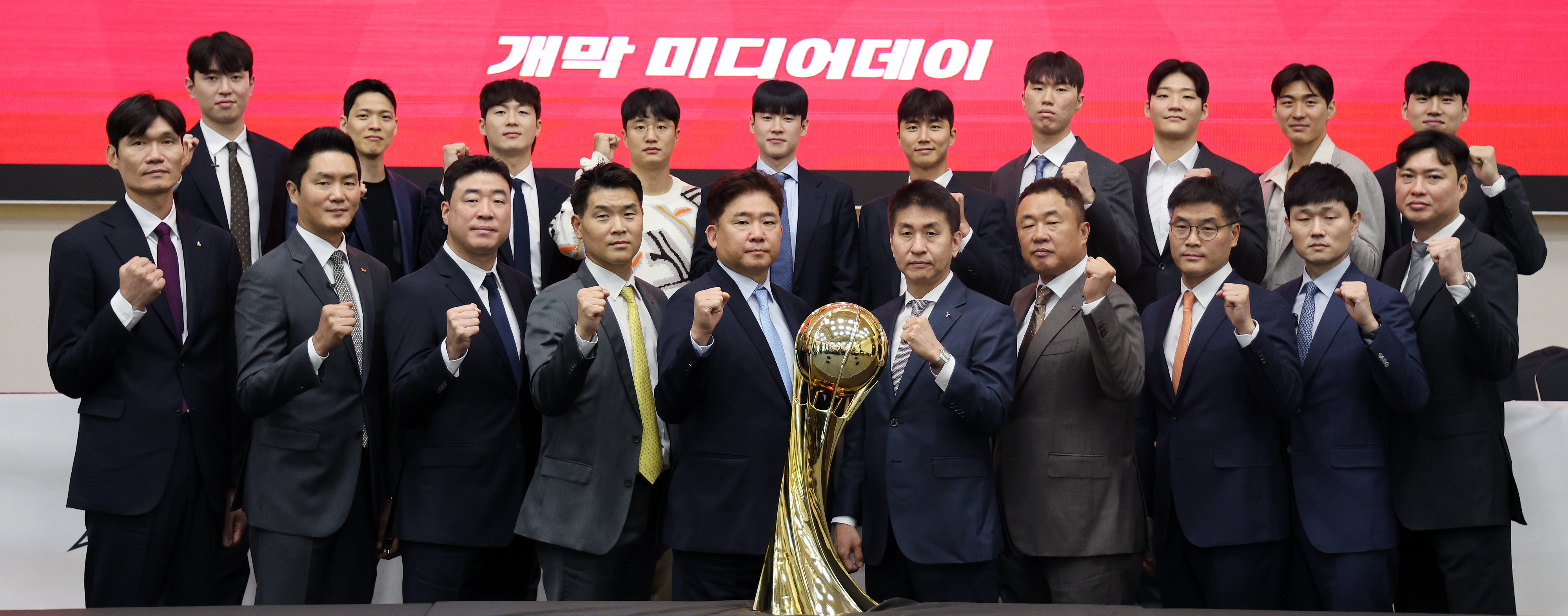남자 프로농구 10개 구단의 감독과 선수들이 16일 서울 올림픽파크텔에서 열린 KBL 2023~24시즌 미디어데이에서 선전을 다짐하고 있다. 뉴스1