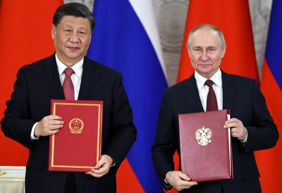 시진핑(왼쪽) 중국 국가주석과 블라디미르 푸틴 러시아 대통령이 21일(현지시간) 모스크바 크렘린에서 ‘중러 신시대 전면적 전략협력동반자 관계 심화에 관한 공동성명’에 서명하고 기념 촬영을 하고 있다. 2023.3.21 AP 뉴시스