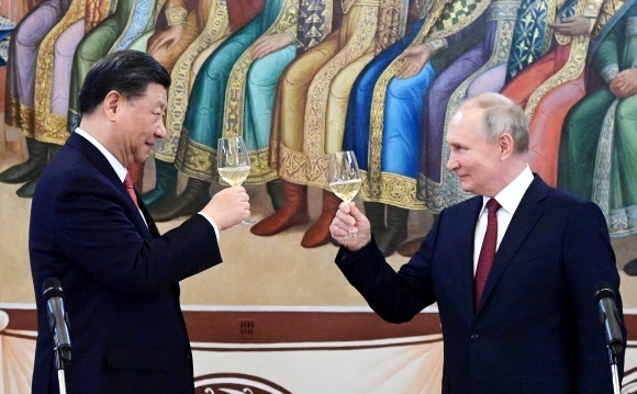 21일(현지시간) 모스크바 크렘린에서 열린 시진핑(왼쪽) 중국 국가주석을 환영하는 오찬에서 블라디미르 푸틴 러시아 대통령이 함께 잔을 기울이고 있다. 2023.3.21 크렘린 제공 로이터 연합뉴스