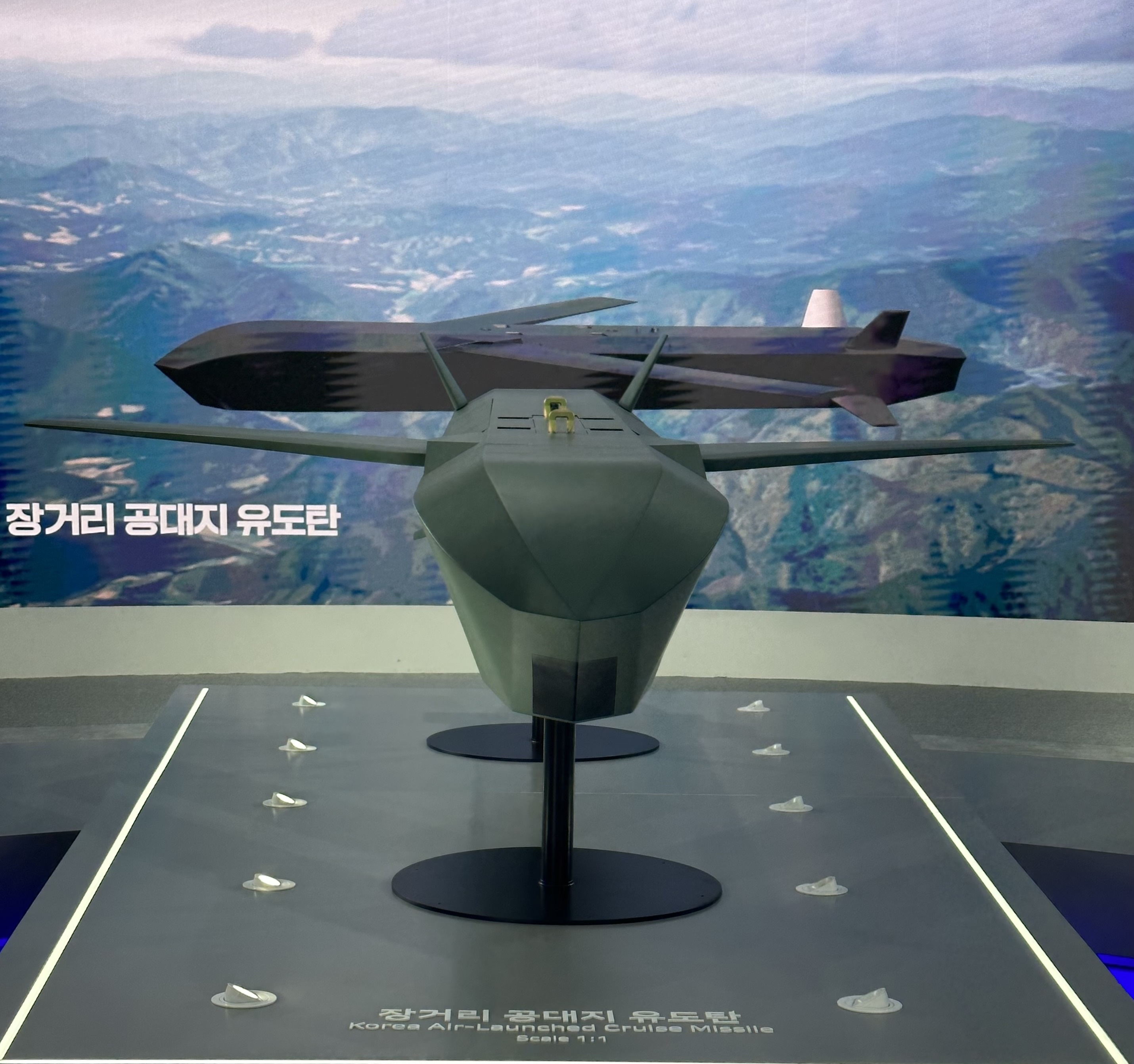 LIG넥스원이 ‘서울 아덱스 2023’에서 공개한 장거리공대지유도탄은 수백km 떨어진 표적도 타격할 수 있는 KF-21 핵심 무장이어서 ‘보라매의 발톱’으로도 불린다. LIG넥스원 제공