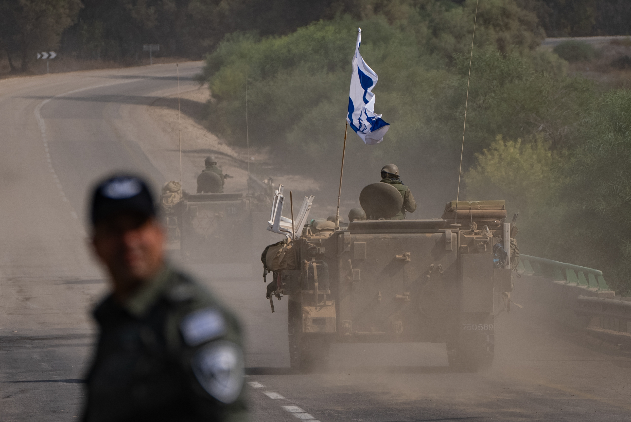 가자지구 인접 지역서 달리는 이스라엘군 장갑차량
