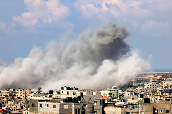 팔레스타인 가자지구 남단 라파에 16일(현지시간) 이스라엘군의 보복 공습으로 인한 연기가 가득 피어오르고 있다. 이집트로 빠져나가는 유일한 통로인 국경 검문소 근처인지는 확인할 수 없다.  라파 AFP 연합뉴스
