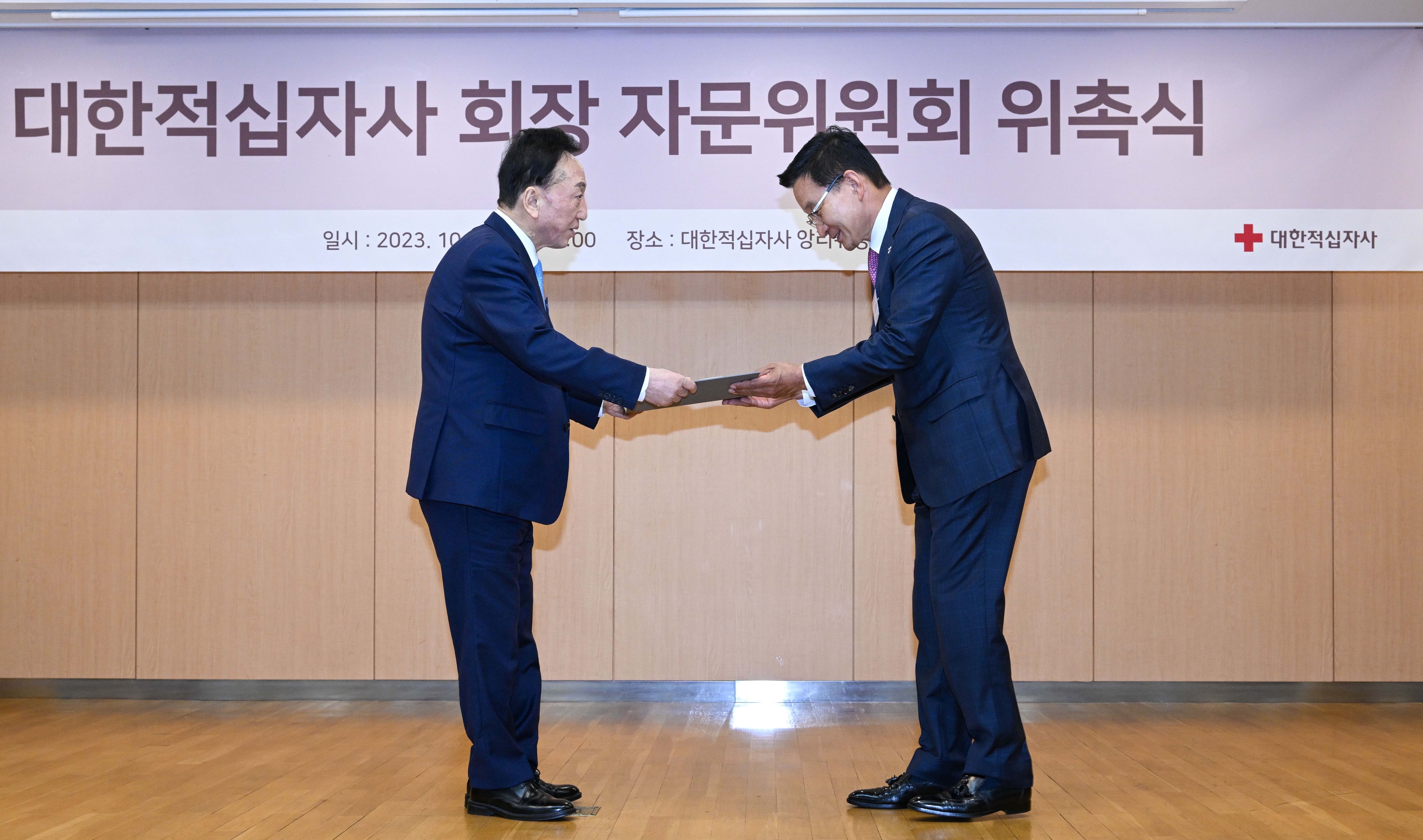 김철수 대한적십자사 회장(왼쪽)이 17일 서울 중구 대한적십자사 서울사무소에서 열린 대한적십자사 회장 자문위원회 위촉식에서 김상열 서울신문 회장에게 자문위원회 위원장 위촉장을 수여하고 있다. 2023.10.17 오장환 기자