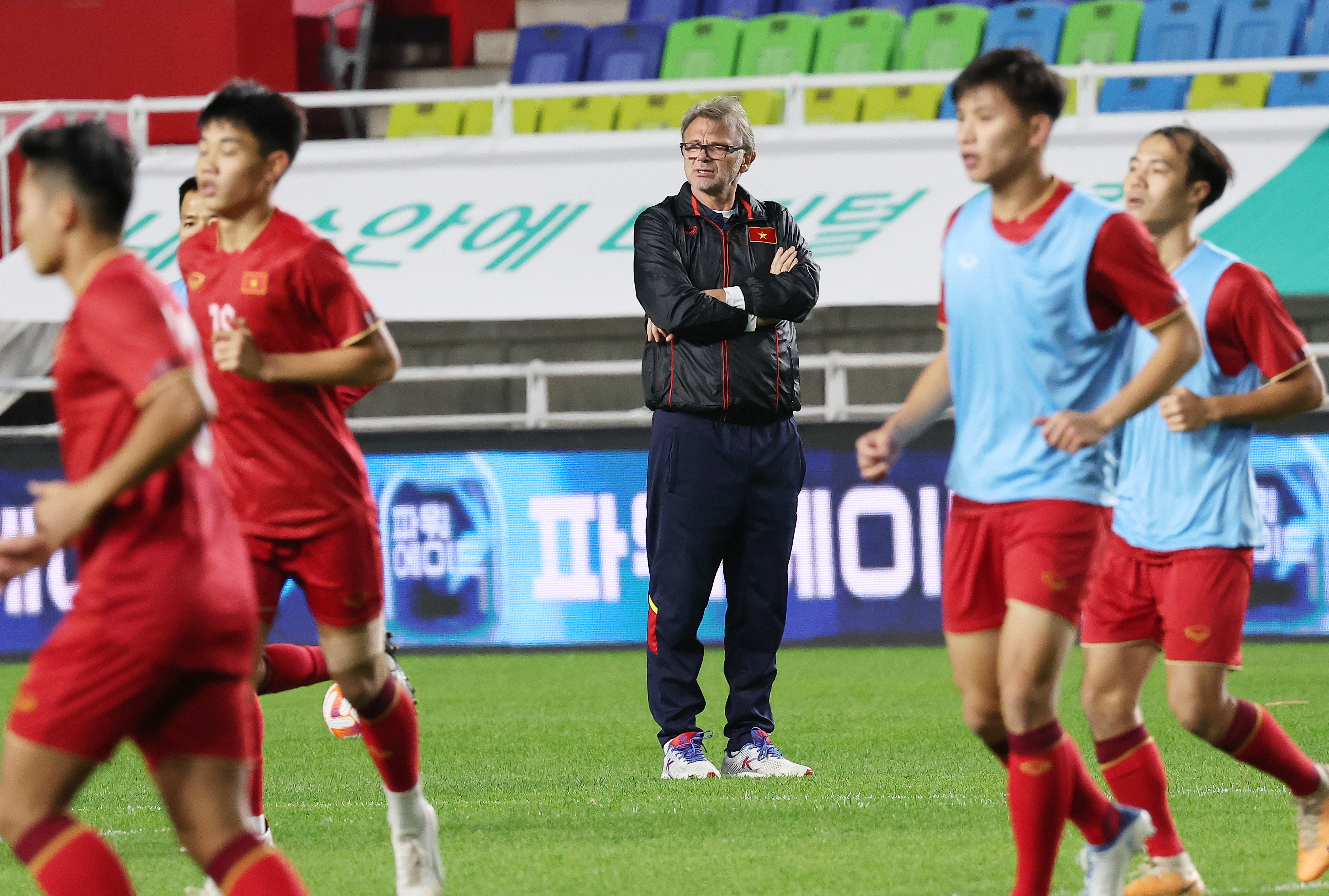 훈련 지켜보는 트루시에 감독  한국과 친선 경기를 앞둔 베트남 축구 국가대표팀 트루시에 감독이 16일 오후 경기 수원월드컵경기장에서 훈련하는 선수들을 지켜보고 있다. 2023.10.16 연합뉴스