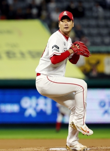 SSG 랜더스 김광현이 17일 인천 SSG랜더스필드에서 열린 두산 베어스와의 정규시즌 마지막 경기에서 공을 던지고 있다. 연합뉴스