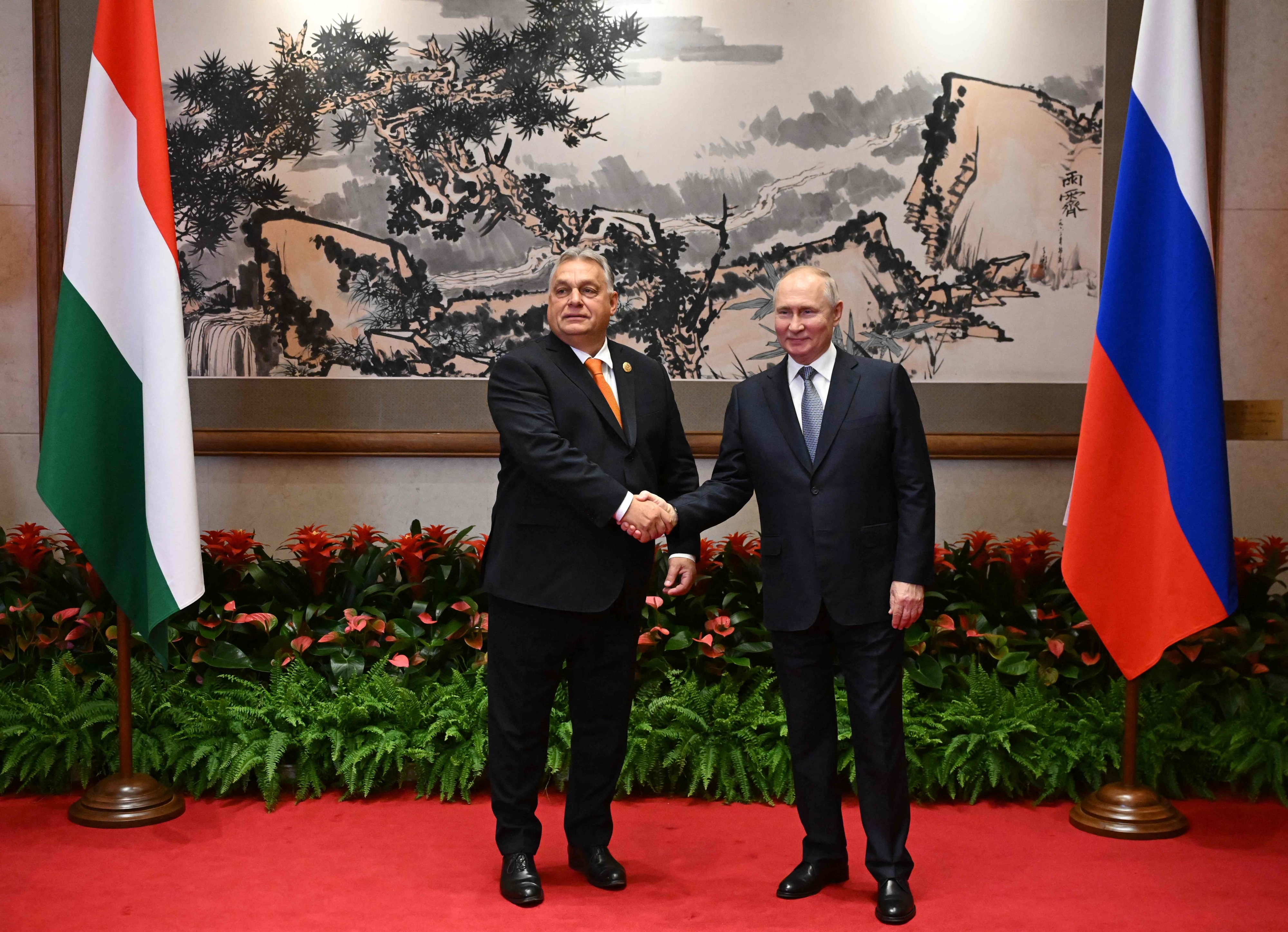 17일(현지시간) 블라디미르 푸틴(오른쪽) 러시아 대통령과 빅토르 오르반 헝가리 총리가 중국 수도 베이징의 댜오위타이 국빈관에서 회담하고 있다. 양 정상은 이날부터 이틀간 중국 베이징에서 열리는 제3회 일대일로(一帶一路:중국-중앙아시아-유럽을 연결하는 육상·해상 실크로드) 정상포럼 참석 계기로 회담했다. 러시아 언론은 오르반 총리가 푸틴 대통령이 머무는 관저를 직접 찾아오면서 이날 만남이 성사됐다고 보도했다. 2023.10.17. 스푸트니크/AFP 연합뉴스