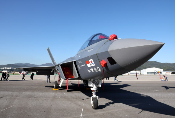 17일 경기도 성남 서울공항에서 열린 ‘서울 아덱스(ADEX) 2023’ 행사장에 국산 전투기 KF-21이 전시돼 있다. 2023.10.17 연합뉴스