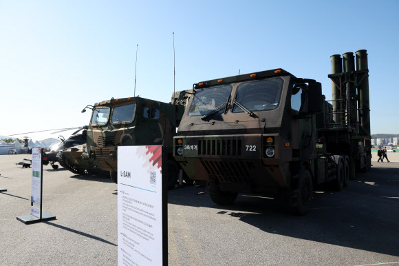 ADEX 전시장의 장거리 지대공유도무기(L-SAM)