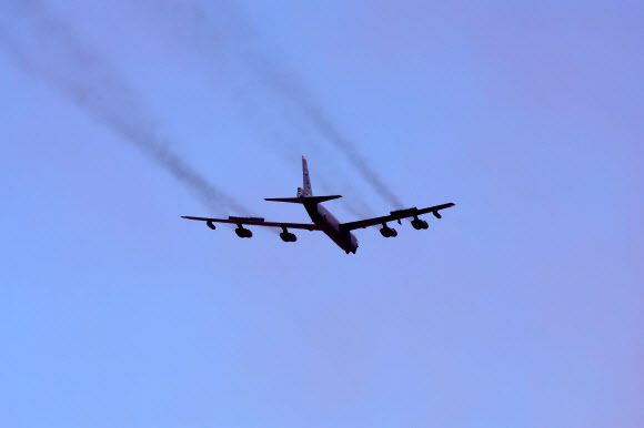 성남 서울공항 상공에 뜬 미군 전략폭격기 B-52