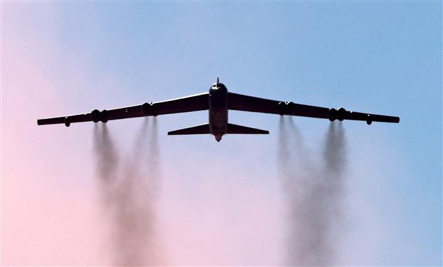 서울 상공 향하는 美 B-52 전략폭격기