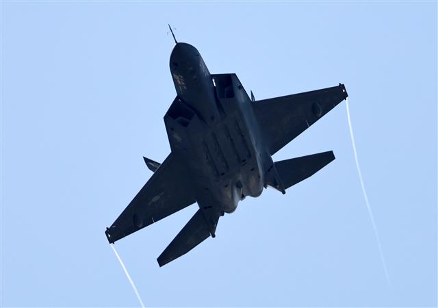 17일 오전 경기도 성남시 서울공항에서 열린 2023 항공우주방위산업전시회(ADEX) 개막식에서 국산 전투기 KF-21 보라매가 행사장 상공을 날고 있다. 2023.10.17 뉴스1