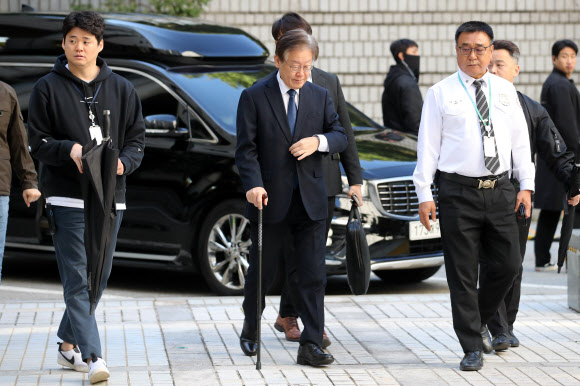 이재명 더불어민주당 대표가 17일 오전 서울 서초구 서울중앙지법에서 열린 대장동·위례신도시 배임 및 성남FC 뇌물 의혹 2차 공판에 출석하고 있다. 2023.10.17. 뉴시스
