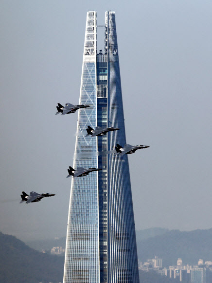 서울 상공 비행하는 F-15K