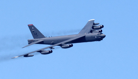 서울공항 상공 비행하는 B-52