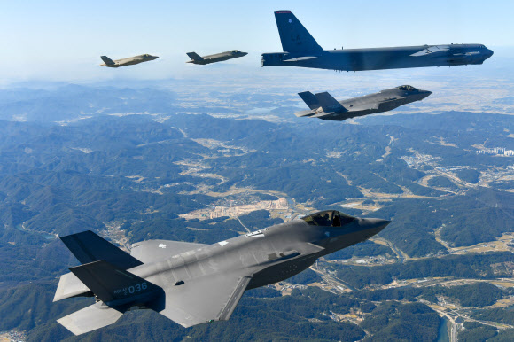 17일 한반도에 전개한 미국 공군의 B-52H 전략폭격기와 한국 공군의 F-35A 전투기들이 한반도 상공에서 한미 연합공중훈련을 실시하고 있다. 이번 훈련은 한미 공군의 우수한 연합작전 수행능력과 대한민국 방위에 대한 미국의 확장억제 의지를 다시 한 번 보여줬다. 한편 B-52H는 ‘서울 ADEX 2023’ 개막식 축하비행 때에도 모습을 드러내 국민들에게 그 위용을 선보였다. 2023.10.17. 공군 제공