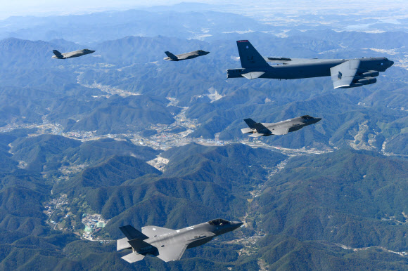 17일 한반도에 전개한 미국 공군의 B-52H 전략폭격기와 한국 공군의 F-35A 전투기들이 한반도 상공에서 한미 연합공중훈련을 실시하고 있다. 이번 훈련은 한미 공군의 우수한 연합작전 수행능력과 대한민국 방위에 대한 미국의 확장억제 의지를 다시 한 번 보여줬다. 한편 B-52H는 ‘서울 ADEX 2023’ 개막식 축하비행 때에도 모습을 드러내 국민들에게 그 위용을 선보였다. 2023.10.17. 공군 제공