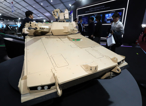 17일 오전 경기도 성남 서울공항에서 열린 ‘서울 아덱스(ADEX) 2023’ 행사장 한화에어로스페이스 부스에 레드백이 전시돼 있다. 2023.10.17. 뉴시스