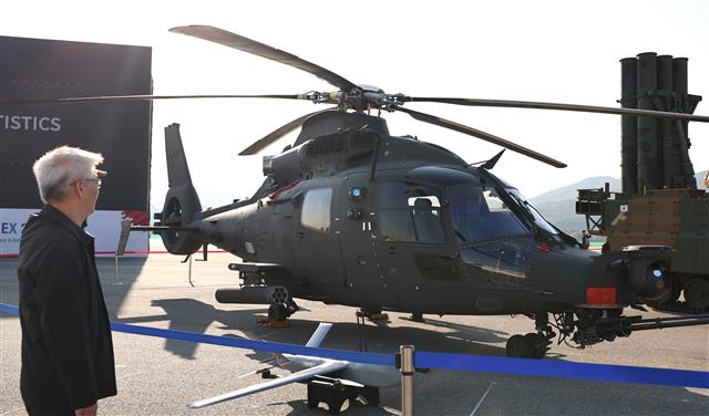 17일 오후 경기도 성남시 서울공항에서 개막한 ‘2023 서울 항공우주방위산업전시회(ADEX)’ 야외전시장에 소형무장헬기(LAH)가 전시돼 있다. 2023.10.17 뉴스1