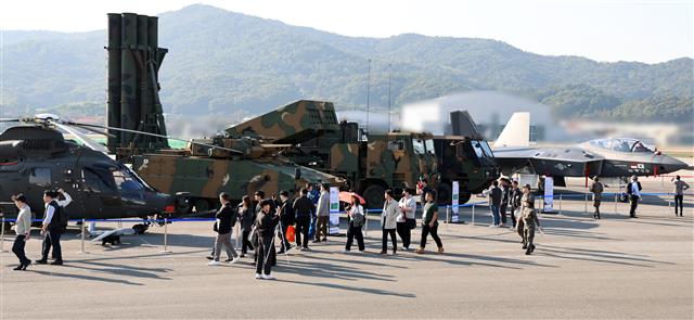 17일 오후 경기도 성남시 서울공항에서 개막한 ‘2023 서울 항공우주방위산업전시회(ADEX)’ 야외전시장에 우리 군의 핵심 무기들이 전시돼 있다. 왼쪽부터 소형무장헬기(LAH), 레드백 장갑차, K-239 천무 다연장로켓, 지대공유도무기(L-SAM), KF-21 보라매 전투기. 2023.10.17 뉴스1