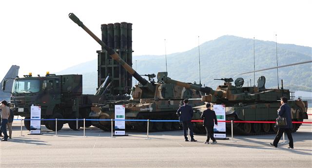 17일 오후 경기도 성남시 서울공항에서 개막한 ‘2023 서울 항공우주방위산업전시회(ADEX)’ 야외전시장에 우리 군의 핵심 무기들이 전시돼 있다. 왼쪽부터 천궁-II, K-9A1 자주포, K2 전차. 2023.10.17 뉴스1