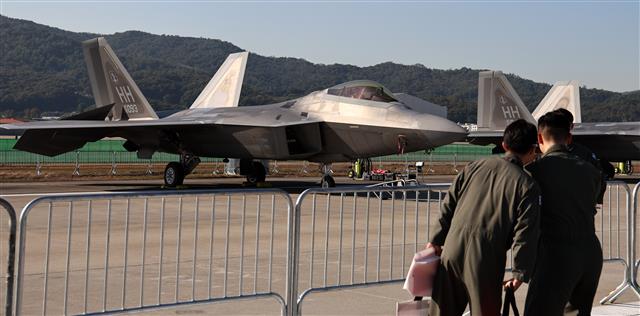 17일 오후 경기도 성남시 서울공항에서 개막한 ‘2023 서울 항공우주방위산업전시회(ADEX)’ 야외전시장에 미 공군의 F-22 랩터가 전시돼 있다. 2023.10.17 뉴스1