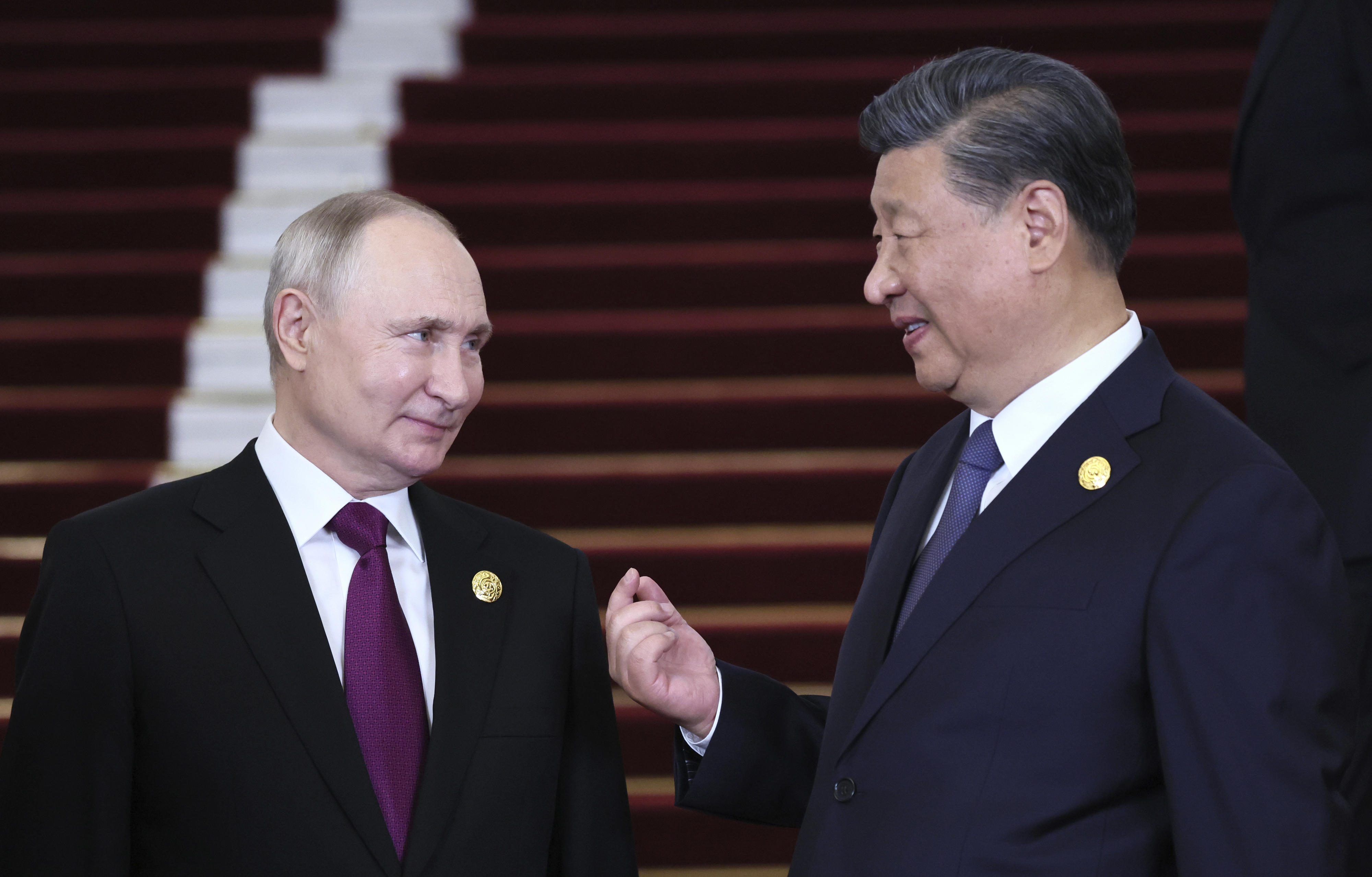 시진핑(오른쪽) 중국 국가주석이 지난해 10월 제3회 일대일로(一帶一路:중국-중앙아시아-유럽을 연결하는 육상·해상 실크로드) 정상포럼 참석차 중국 베이징을 방문한 블라디미르 푸틴 러시아 대통령과 별도 회담을 갖고 있다. AP 연합뉴스