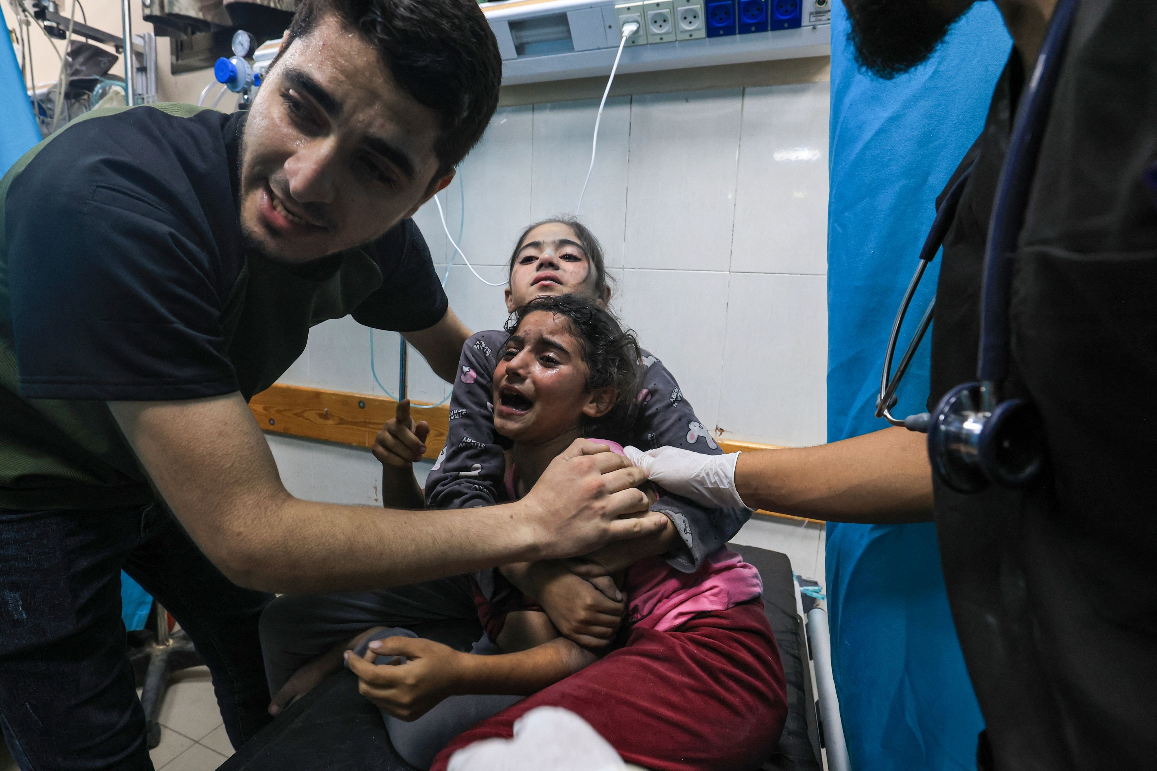 팔레스타인 무장 정파 하마스와 이스라엘 간 교전이 계속되는 17일(현지시간) 가자지구 칸 유니스의 병원에서 이스라엘 공습으로 다친 어린이들이 치료받고 있다. 유엔 팔레스타인 난민 구호기구(UNRWA)는 이날 성명을 통해 “가자지구 전역 모든 병원의 연료 비축량이 24시간 지나면 바닥날 것”이라며 의료 시설에 연료 공급이 시급하다고 호소했다. 2023.10.18 AFP