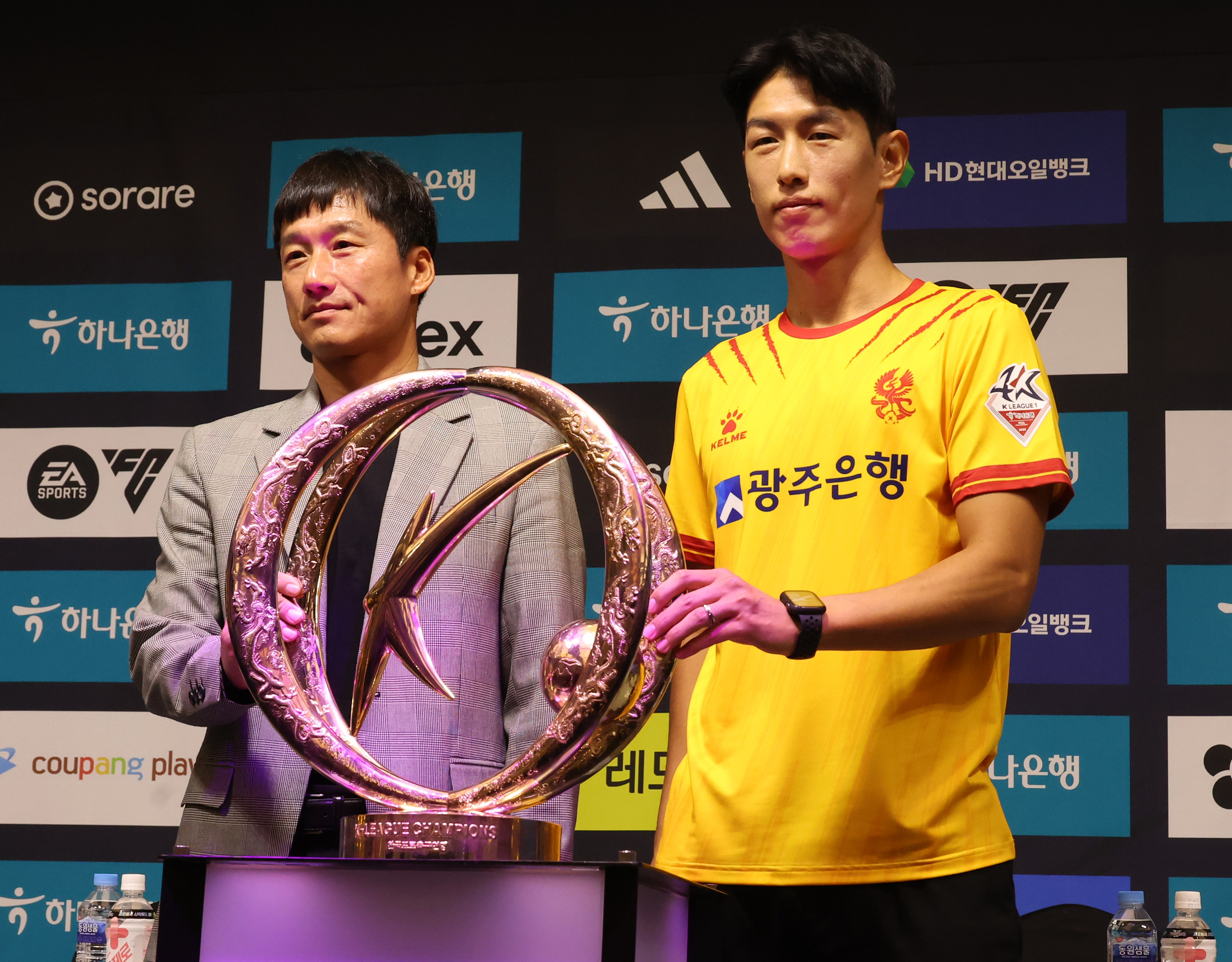 미디어데이 참석한 광주FC 이정효 감독과 안영규