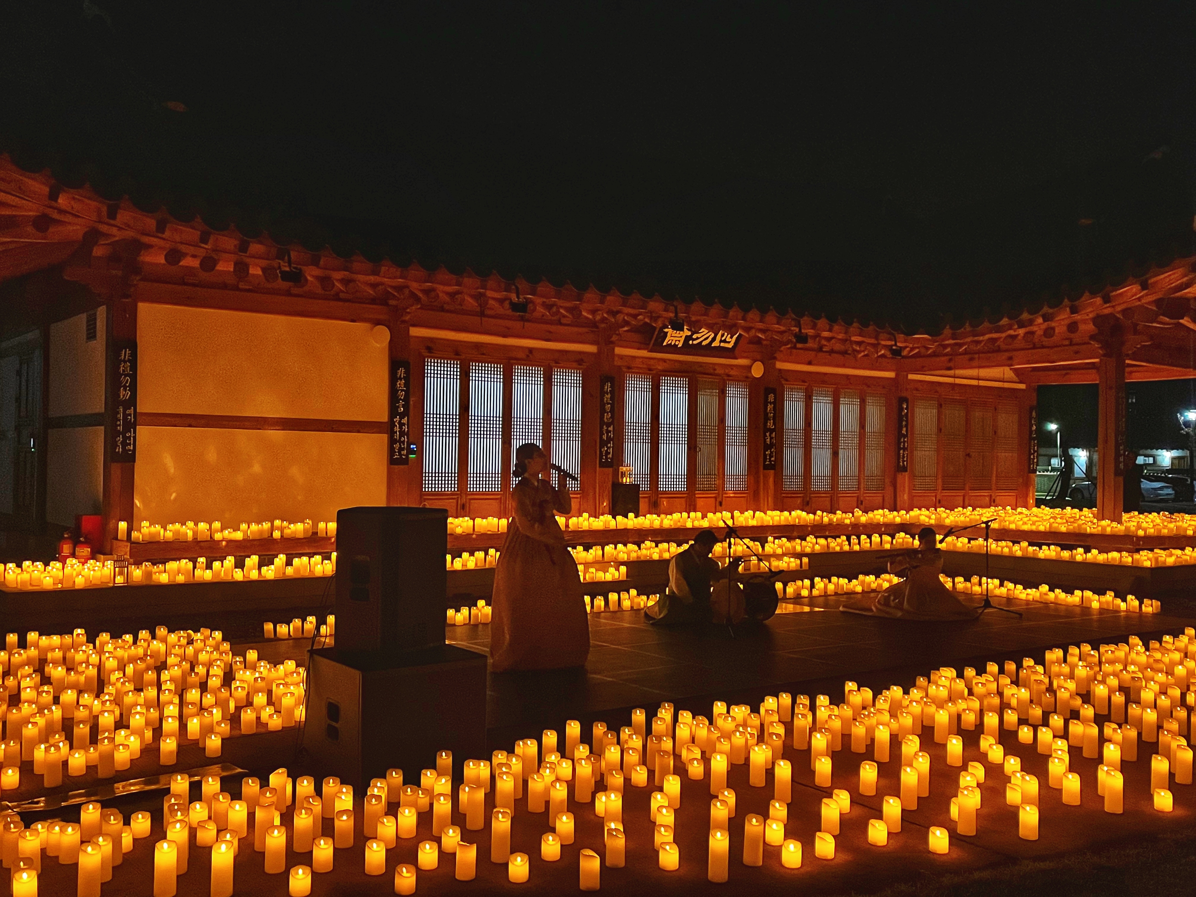 강원 강릉 오죽헌 한옥마을에서 열린 캔들라이트 콘서트. 한국관광공사 제공.