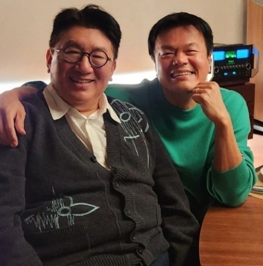 방시혁(왼쪽) 하이브 의장과 박진영 JYP 프로듀서. 사진 뉴시스