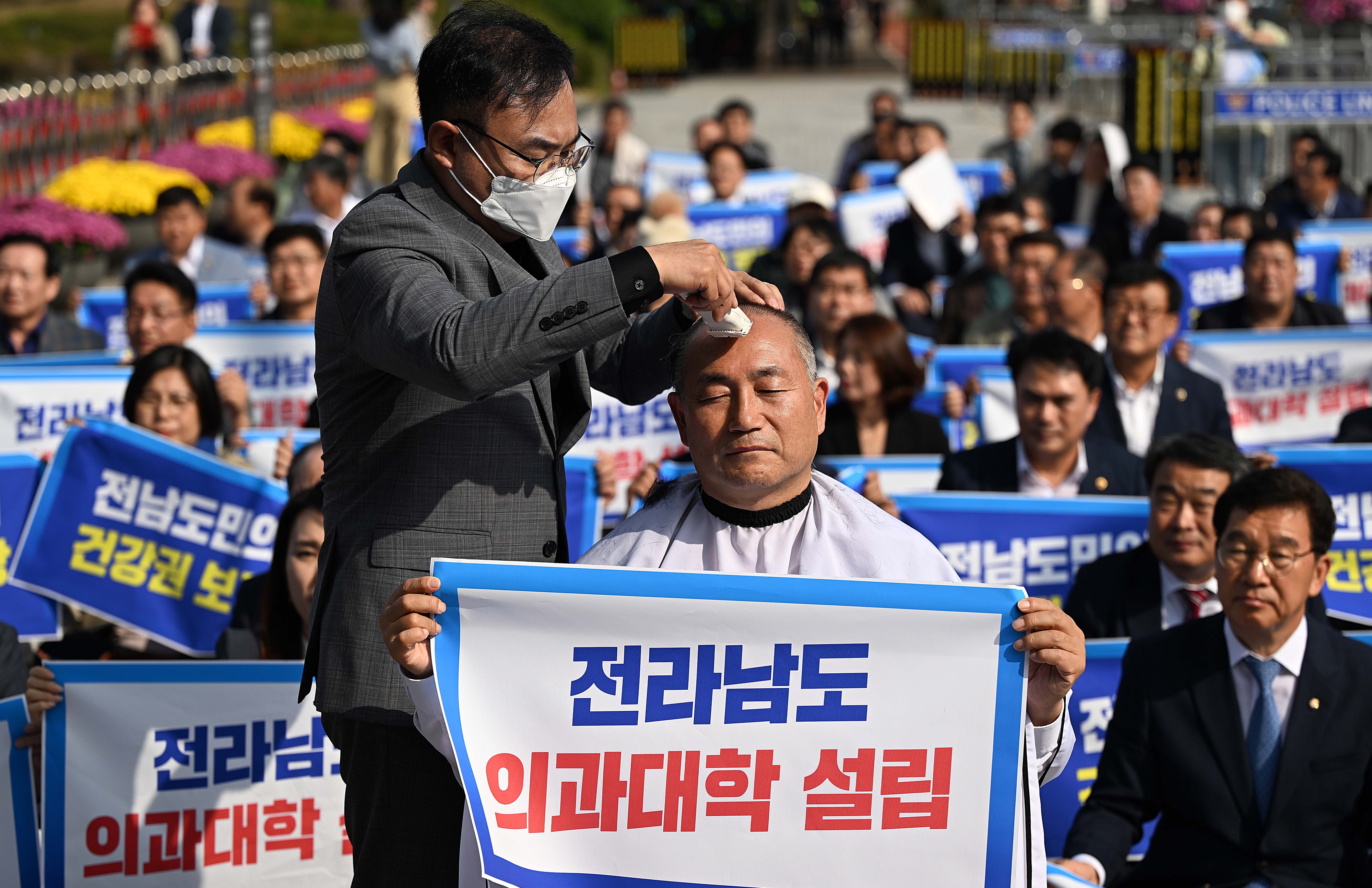 18일 서울 용산구 대통령실 앞에서 열린 윤석열 정권 전라남도 의과대학 유치 촉구 집회에서 김원이 더불어민주당 의원이 전라남도 의과대학 설립을 촉구하며 삭발을 하고 있다. 2023.10.18 오장환 기자