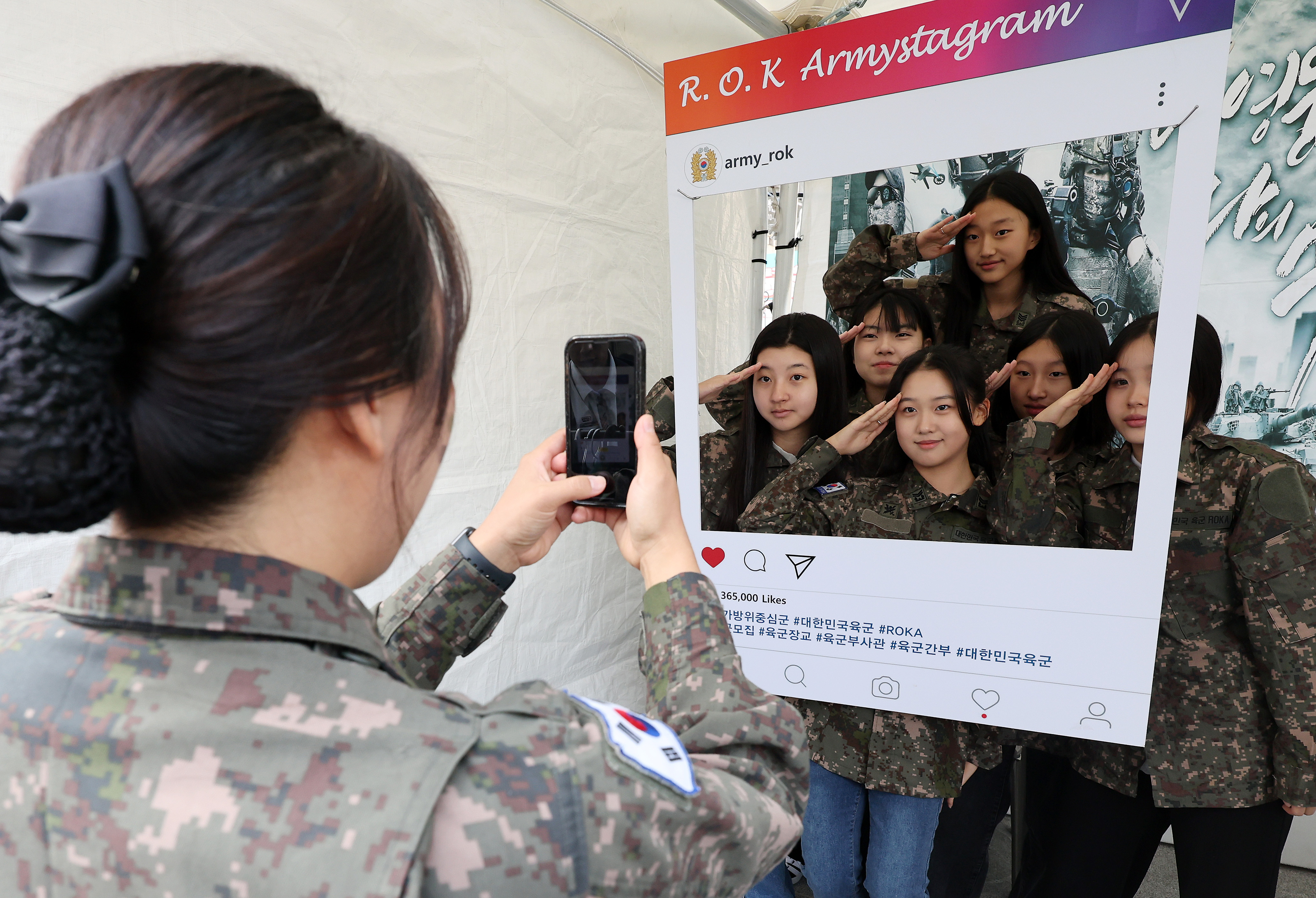 “멋진 여군 돼볼까”… 군복 입고 ‘찰칵’