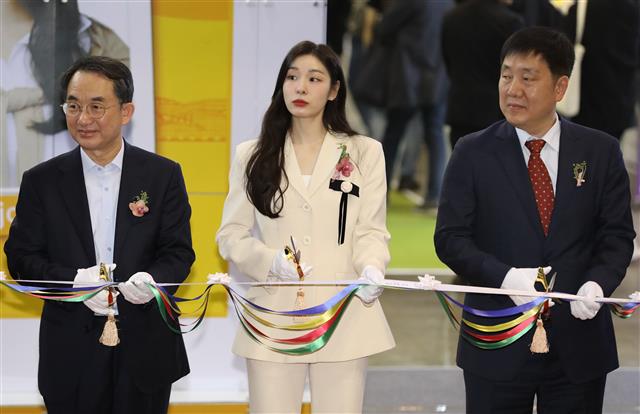 KB홍보모델 김연아가 18일 부산 해운대구 벡스코에서 열린 ‘2023 KB굿잡, 부산 잡(JOB) 페스티벌’ 개막식에서 축하 테이프를 자르고 있다. 2032.10.18. 뉴스1