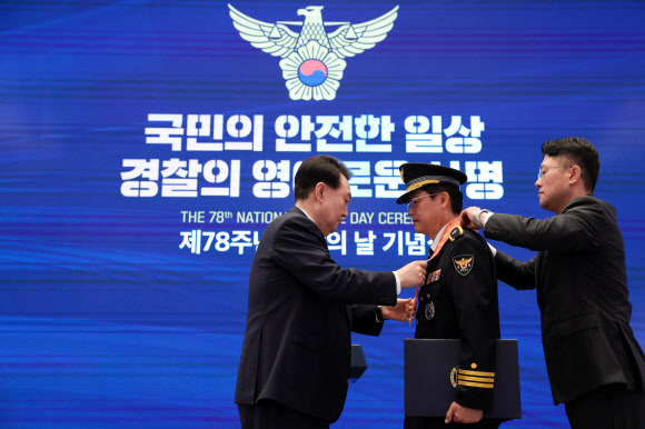 윤석열 대통령이 18일 청와대 영빈관에서 열린 제78주년 경찰의날 기념식에서 김철문 경기남부청 광역수사단 경무관에게 홍조근정훈장을 수여하고 있다. 2023.10.18. 대통령실 제공